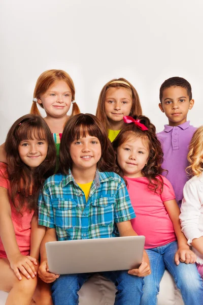 Retrato cerrado de niños con portátil — Foto de Stock