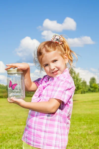 Lilttle dívka drží sklenici s buterfly — Stock fotografie