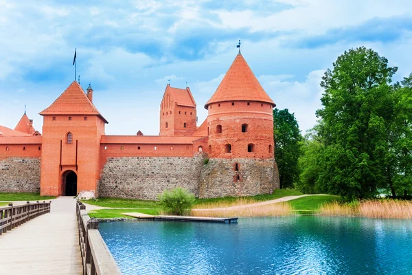 Brug en poorten van trakai kasteel, Litouwen — Stockfoto