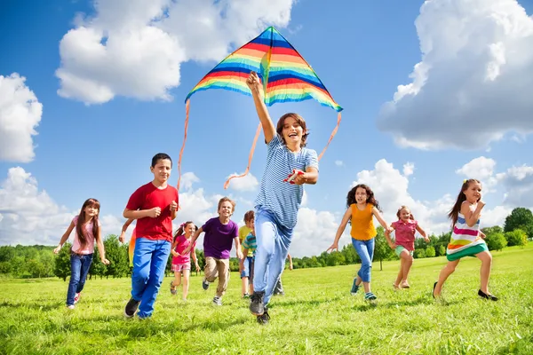 Actieve spelletjes voor veel kinderen — Stockfoto