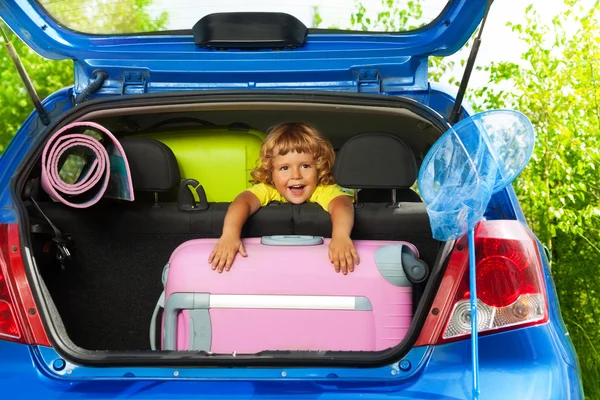 Gelukkige jongen met tassen in de auto — Stockfoto