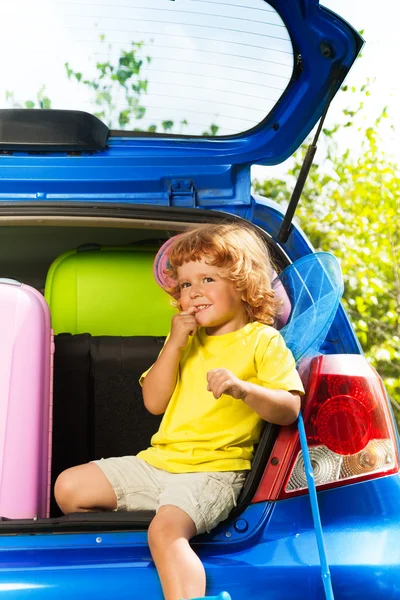 Garçon prêt pour le voyage en voiture — Photo