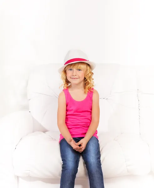 Menina bonito no sofá — Fotografia de Stock