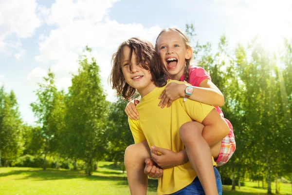 Piggyback ride — Stock Photo, Image