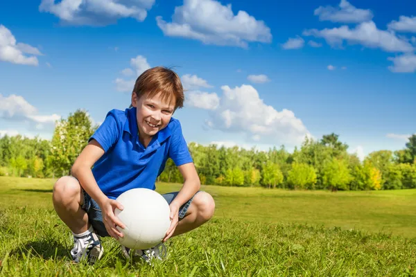 Junge sitzt mit Volleyball im Kader — Stockfoto