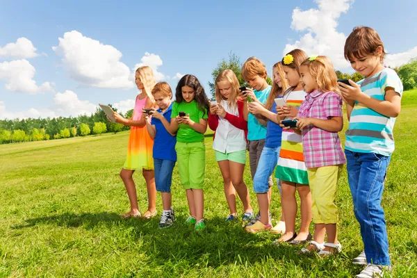 Group of kids with phones — Stock Photo, Image