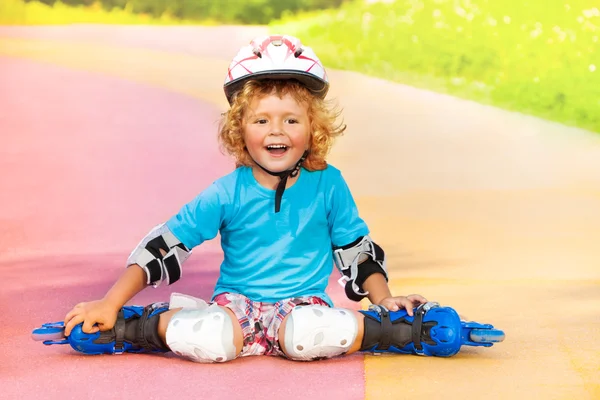 Rire garçon repos après le patinage — Photo