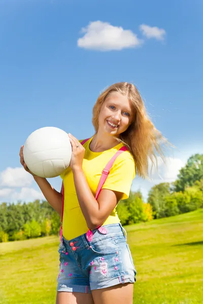 Menina segurar a bola — Fotografia de Stock