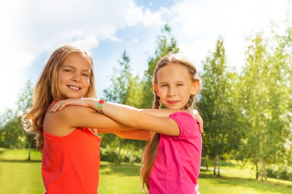 Girls dance in the park — Stock Photo, Image
