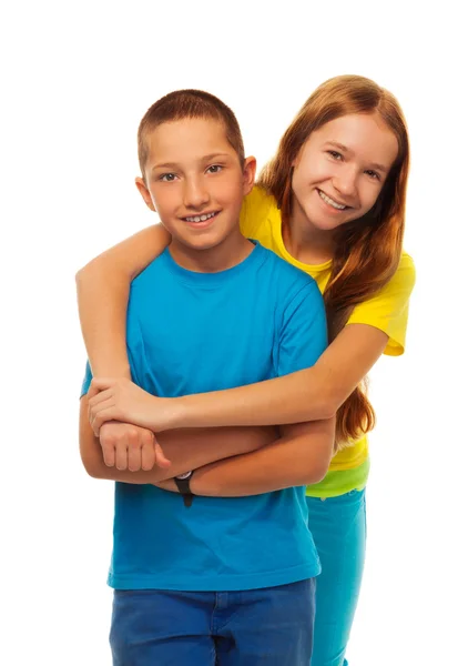 Junge und Mädchen umarmen sich — Stockfoto