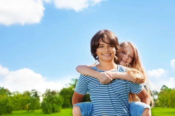 Girl on guys shoulder — Stock Photo, Image