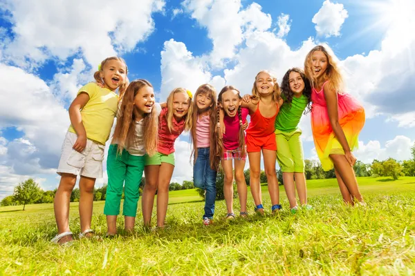 Molte ragazza in un amico — Foto Stock