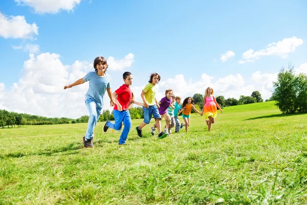 Viele Jungen und Mädchen laufen — Stockfoto