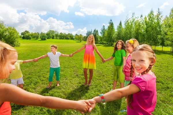 Girls play in the park — Stock Photo, Image