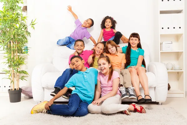 Many friends together in living room — Stock Photo, Image