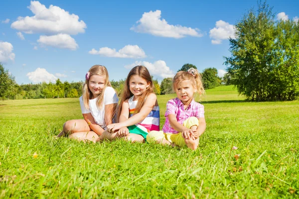 Drie zuster in het park — Stockfoto