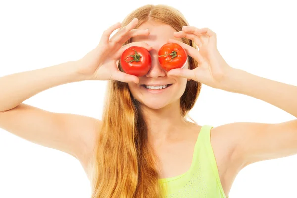 Blond meisje met tomaten — Stockfoto