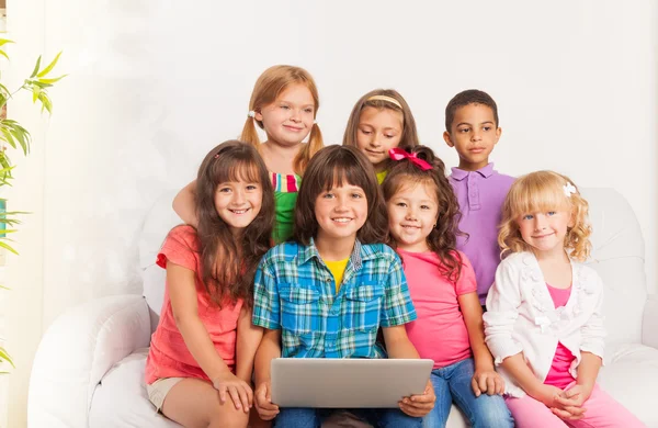 Lächelnde Kinderschar mit Laptop — Stockfoto