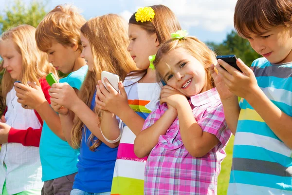 Kids with phones — Stock Photo, Image