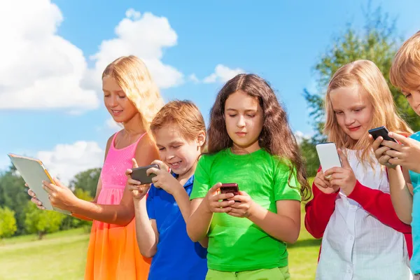 Kids occupied with phone — Stock Photo, Image