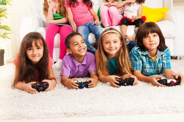 Fun playing video games — Stock Photo, Image