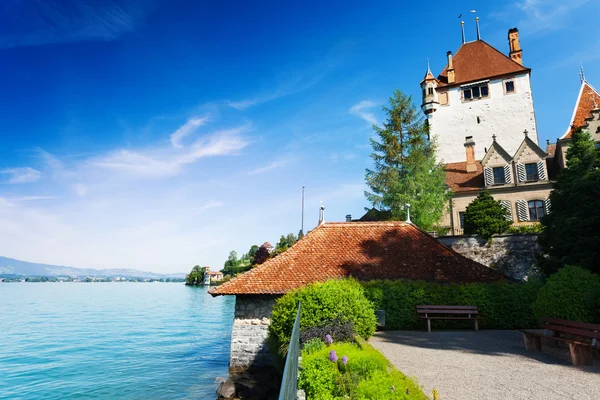 Lake Thun and Oberhofen castle — Stock Photo, Image