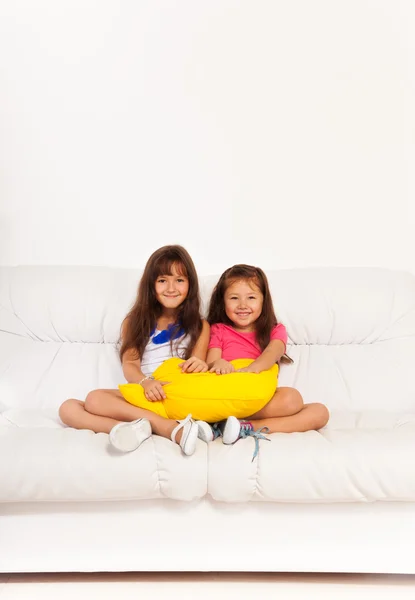 Duas meninas felizes com almofadas — Fotografia de Stock