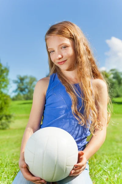 Счастливая девушка держит мяч — стоковое фото