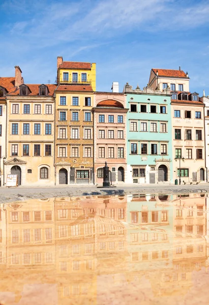 Färg hus av Warszawa marknadsplats torget — Stockfoto