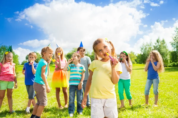 Beaucoup d'enfants pour l'anniversaire de la petite fille — Photo