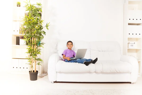 Předškolní dítě s laptop doma — Stock fotografie