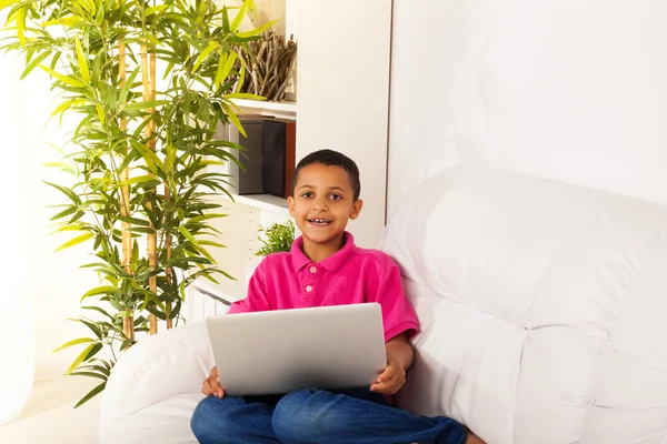 Menino com laptop — Fotografia de Stock