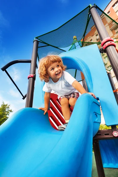 Niño feliz deslizándose — Foto de Stock