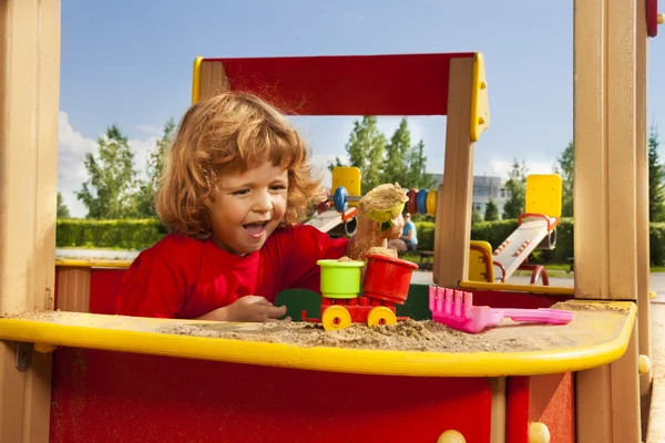 Spela med sand på lekplats — Stockfoto