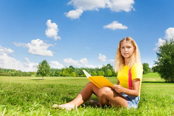 Blond meisje lezen — Stockfoto