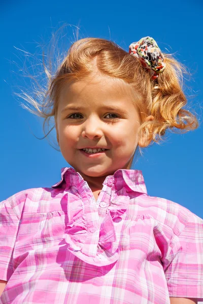 Retrato cercano de niña en rosa —  Fotos de Stock