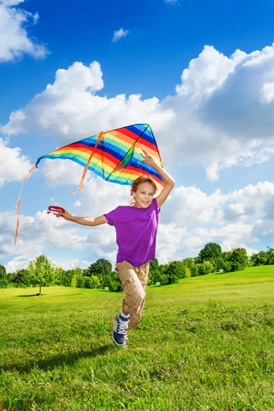 Lycklig pojke kör med kite — Stockfoto