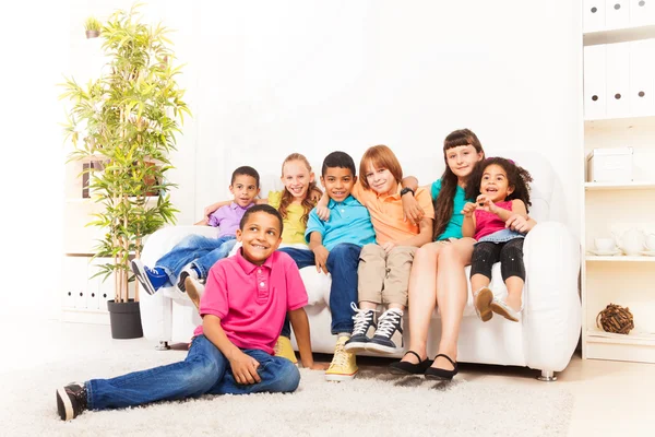 Lindos niños en un sofá — Foto de Stock