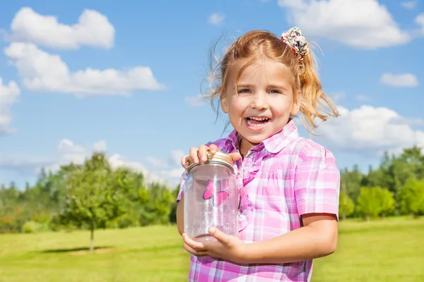 6 let stará dívka s butterfly jar — Stock fotografie