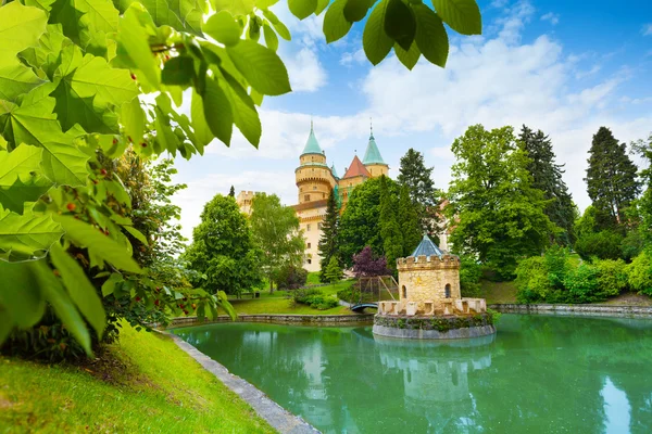 Bajmóc/Bojnice kastély megtekintése a park — Stock Fotó