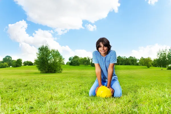 Garçon avec ballon de football — Photo