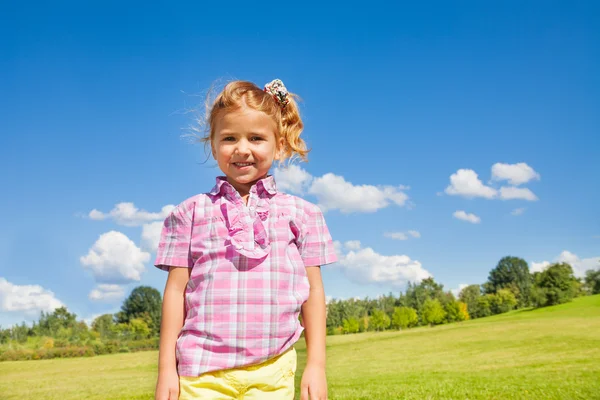 Schattig 5 jaar oud meisje — Stockfoto