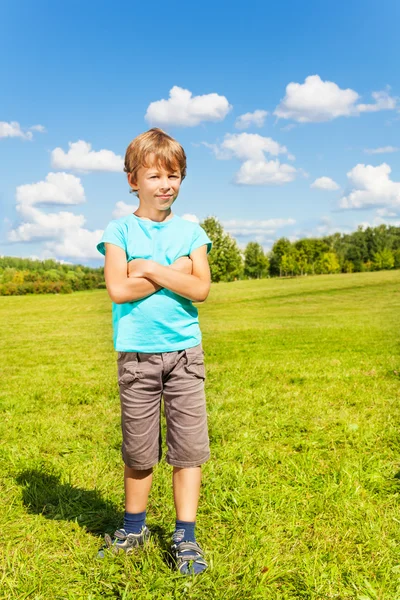 Jongen in een veld portret — Stockfoto