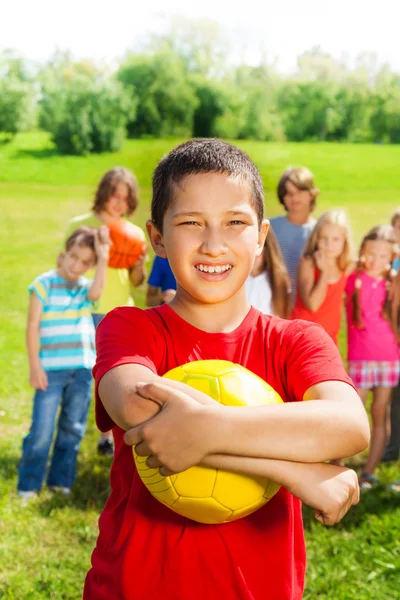 Jongen met de bal — Stockfoto