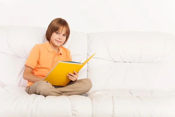 Jongen lezen boek — Stockfoto