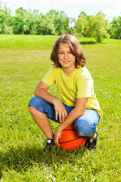 Jogador de basquete após o jogo descansar na grama — Fotografia de Stock