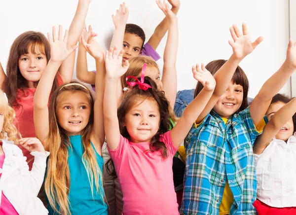 Crianças levantando as mãos — Fotografia de Stock