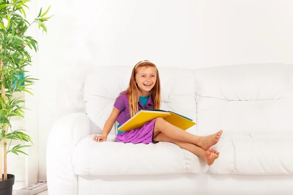 Rindo menina com livro — Fotografia de Stock