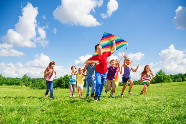 Vrienden met kite — Stockfoto