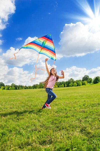 En liten flicka kör med kite — Stockfoto